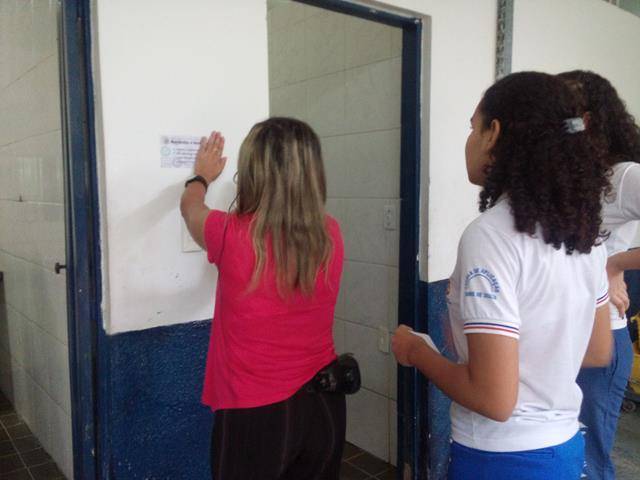 Adesivos de Sensibilização. Escola Vande de Souza Ferreira. Petrolina-PE. 31-05-2016