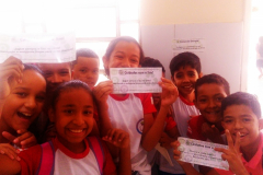 ADESIVOS SENSIBILIZAM ALUNOS E PROFESSORES DAS ESCOLAS
