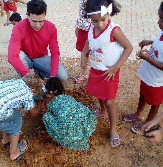 Atividades de Arborização. Escola Maria Viana Tanuri. Juazeiro-BA. 26/05/2017.