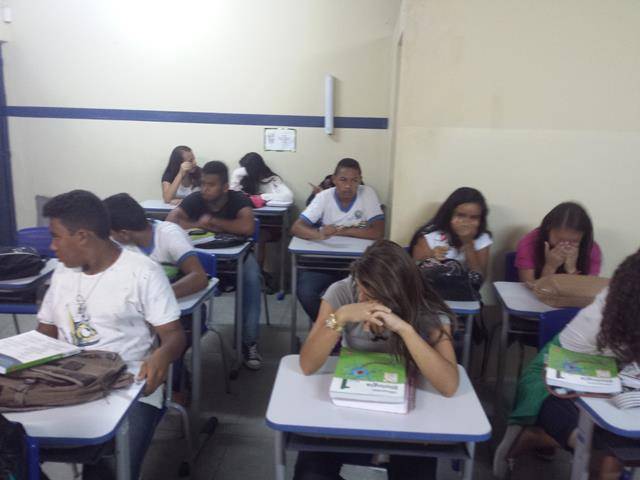 Atividades de arborização. Escola Humberto Soares. Petrolina-PE. 08-04-2016
