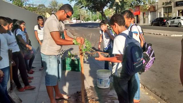 Atividade de Arborização. Escola Adelina Almeida. Petrolina-PE. 31-03-2016