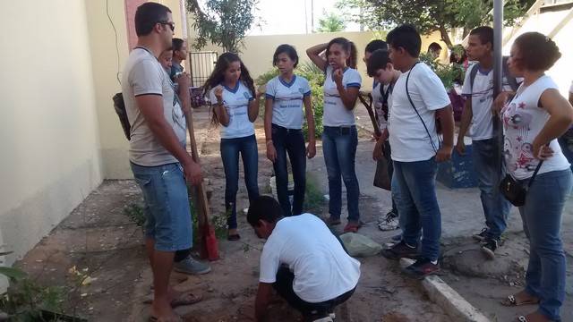 Atividade de Arborização. Escola Adelina Almeida. Petrolina-PE. 31-03-2016