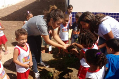 ATIVIDADES DE ARBORIZAÇÃO MOBILIZAM CRIANÇAS