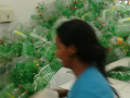 Catadores recebem mias de 2 mil garrafas Pets reunidas por estudantes