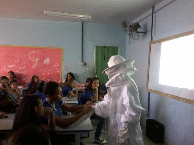 Cuidados e presevação das abelhas. Escola Antonilio de França Cardoso. Juazeiro-BA. 10-06-2016