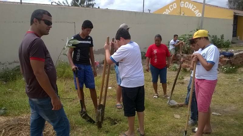Atividade de arborização -  Escola Professor Simão Amorim Durando - Petrolina-PE - 19.09.15