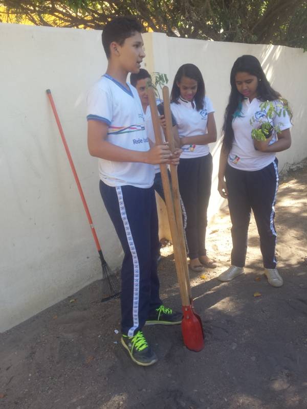 Atividade de arborização - Escola Estadual Otacílio Nunes de Souza - Petrolina-PE - 02.09.15