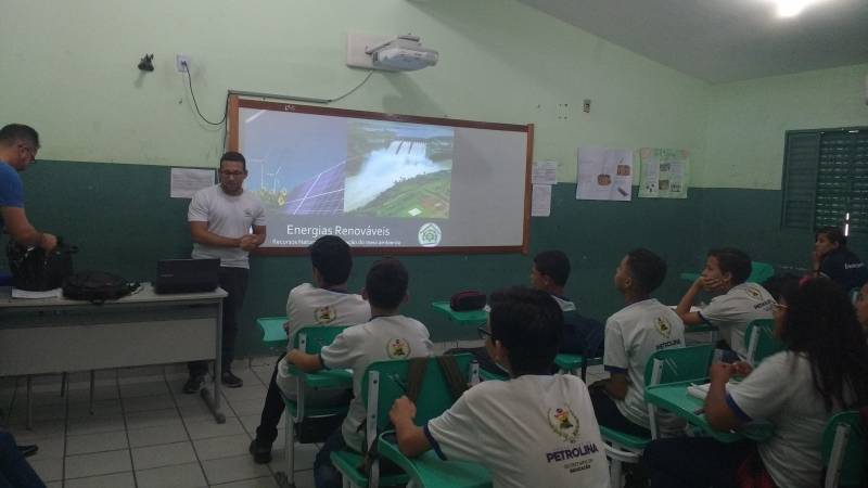 Atividade de Energias Renováveis aconteceu nas escolas Municipal Prof. Eliete Araújo (30.08) e Colégio da Policia Militar PE (23.08) e totalizou 80 aluno.