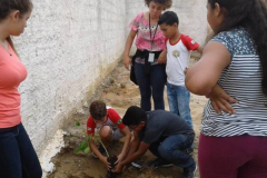 PAIS, PROFESSORES E ESTUDANTES MOBILIZADOS COM AÇÕES DE ARBORIZAÇÃO