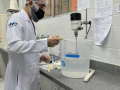 produção de álcool 70% no Laboratório Farmacotécnico da Universidade Federal do Vale do São Francisco, em Petrolina-PE. Outubro/2020