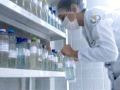 produção de álcool 70% no Laboratório Farmacotécnico da Universidade Federal do Vale do São Francisco, em Petrolina-PE. Outubro/2020