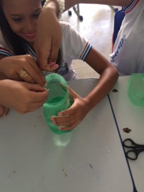 Arte Ambiental. Reciclagem e armadilhas para o mosquito Aedes aegypti. Escola Antonilia de França Cardoso. Juazeiro-BA. 29-04-2016