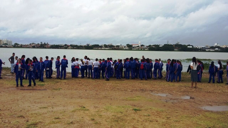 Soltura de peixes ocorreu com 300 alunos do CPM na orla de Petrolina. Evento foi no sábado (24/03).